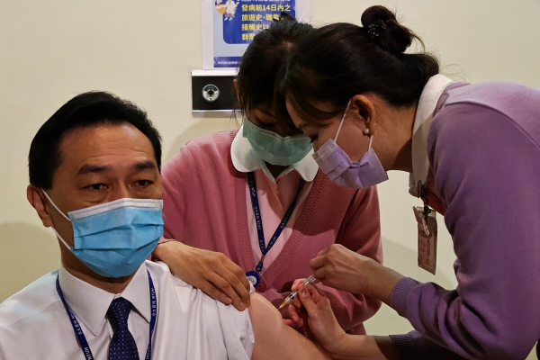 ▲22일 대만 타이베이에서 한 의료진이 아스트라제네카 백신을 접종하고 있다. 타이베이/로이터연합뉴스
