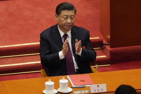 ▲시진핑 중국 국가주석이 11일 베이징에서 열린 전국인민대표대회(전인대) 폐막식에 참석해 박수 치고 있다. 베이징/AP뉴시스
