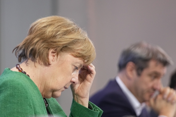 ▲앙겔라 메르켈 독일 총리가 22일(현지시간) 베를린 총리실에서 주지사 화상회의를 마친 후 브리핑을 준비하고 있다. 베를린/AP연합뉴스
