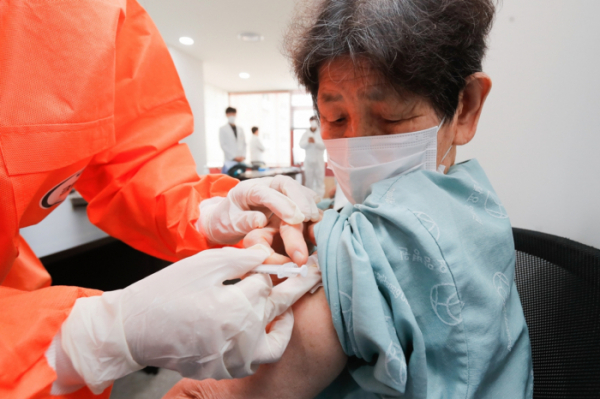 ▲요양병원에서 65세 이상 환자들이 아스트라제네카(AZ) 백신을 접종 받고 있다.  (연합뉴스)