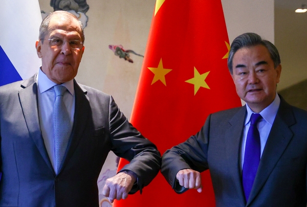 ▲세르게이 라브로프(왼쪽) 러시아 외무장관과 왕이 중국 외교부장이 23일 중국 구이린에서 회담을 갖고 인사를 나누고 있다. 구이린/EPA연합뉴스
