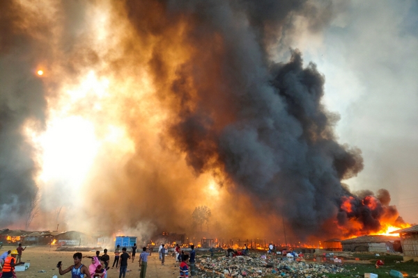 ▲방글라데시 콕스바자르의 로힝야족 난민촌에서 22일 대형 화재가 발생해 대피소들을 태우면서 짙은 연기를 내뿜고 있다. 콕스바자르/로이터연합뉴스 
