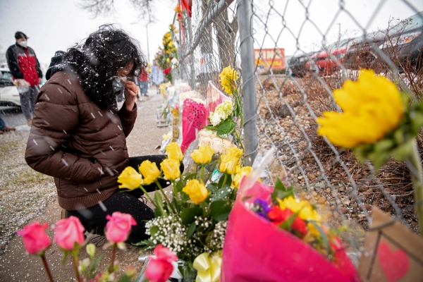 ▲23일(현지시간) 콜로라도 볼더에서 한 시민이 총격 사망자를 애도하며 꽃을 놓고 있다. 볼더/로이터연합뉴스
