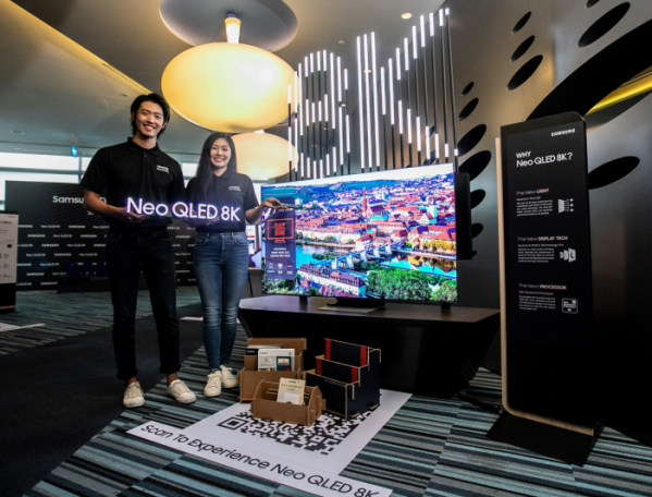 ▲싱가포르의 대형 상업지구 메이플트리 비즈니스시티에 마련된 '2021년 삼성전자 TV 신제품' 행사장에서 삼성전자 모델들이 'Neo QLED' 신제품을 소개하고 있다.  (사진제공=삼성전자)