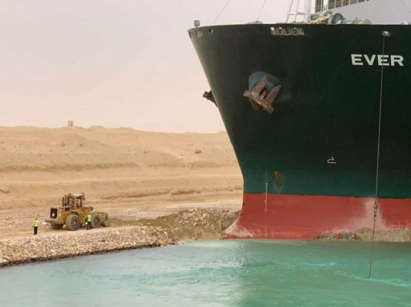 ▲이집트 수에즈운하에 좌초된 초대형 컨테이너 선박 예인 작업이 진행되고 있는 가운데 24일(현지시간) 굴착기가 동원됐다. 이스마일리아/AP뉴시스

