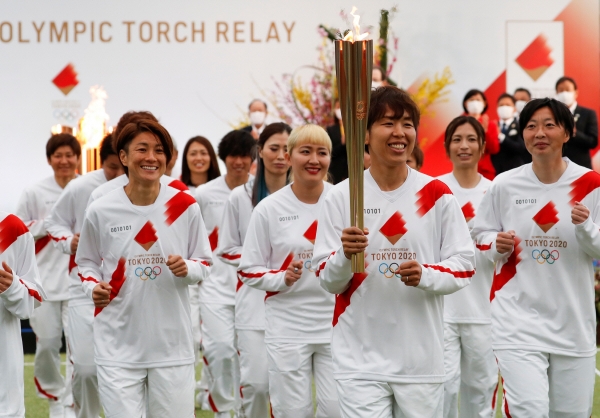 ▲2011년 여자 축구 월드컵 우승 멤버들이 25일 후쿠시마현에서 첫 주자로 올림픽 성화봉송을 하고 있다. 후쿠시마/로이터연합뉴스
