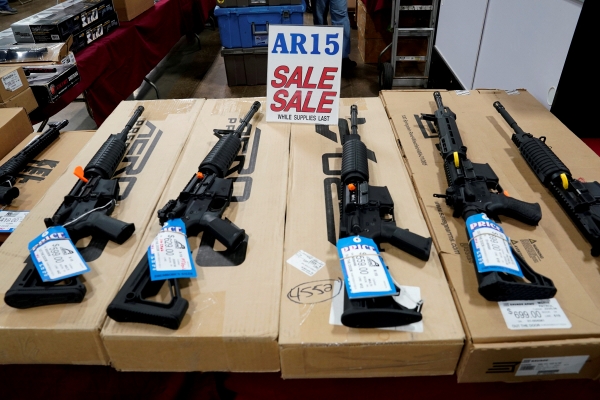 ▲AR-15 소총이 2017년 10월 6일 미국 펜실베이니아주 오크스에서 열린 총기전시회에서 전시돼 있다. 오크스/로이터연합뉴스