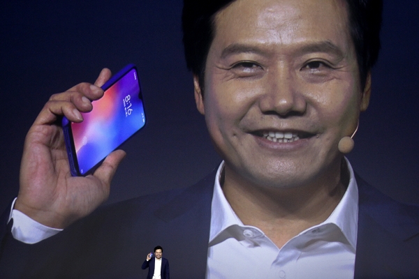 ▲레이쥔 샤오미 최고경영자(CEO)가 2019년 2월 20일 베이징에서 열린 제품 설명회에서 새 스마트폰을 선보이고 있다. 베이징/AP뉴시스
