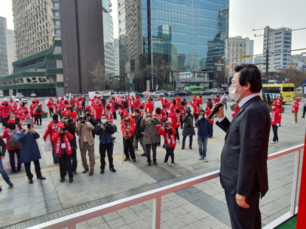 ▲허경영 국가혁명당 후보가 25일 오전 서울 중구 덕수궁 대한문 앞에서 지지를 호소하고 있다. (허경영 후보 캠프)