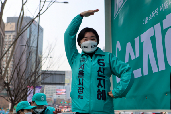 ▲신지혜 기본소득당 후보가 25일 오전 서울 시청 앞에서 선거운동을 펼치고 있다. (신지혜 후보 캠프)