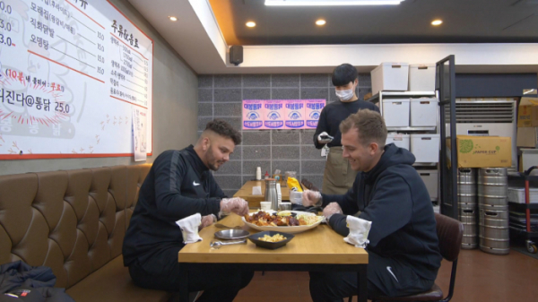 ▲리버풀FC 아카데미 코치 피터, 로빈(사진제공=MBC에브리원)