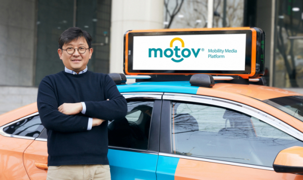 ▲김종우 모토브 대표가 모토브 스마트 미디어 디스플레이가 장착된 택시 앞에서 포즈를 취하고 있다.  (사진제공=모토브)