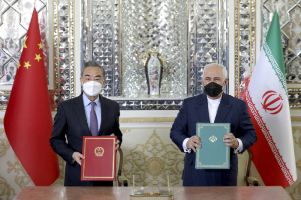 ▲모하마드 자바드 자리프 이란 외무장관(오른쪽)과 왕이 중국 외교부장이 현지시각 27일 이란 테헤란에서 문서 서명식을 마친 뒤 기념촬영을 하고 있다. (연합뉴스)