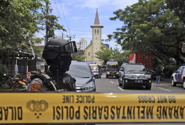 ▲28일 자살폭탄 테러가 일어난 인도네시아 술라웨시섬 마카사르 대성당 앞에 경찰들이 통행을 막고 있다. 마카사르/AP연합뉴스
