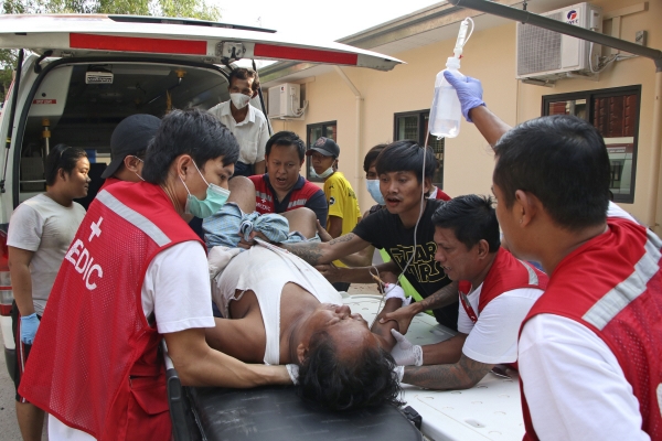 ▲미얀마 최대 도시 양곤에서 27일(현지시간) 반(反)쿠데타 시위에 참가했다 부상한 시민이 치료를 받기 위해 병원으로 이송되고 있다. ‘미얀마군의 날’이었던 이날 무차별 유혈 진압으로 100명이 넘는 사망자가 나왔다. 양곤/AP뉴시스
