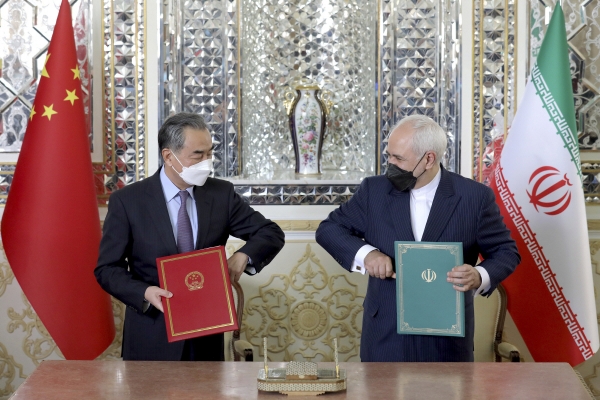 ▲왕이 중국 외교부장(왼쪽)과  모하마드 자바드 자리프 이란 외무장관이 27일(현지시간) 이란 테헤란에서 포괄적 협력 협정에 서명하고 인사를 나누고 있다. 테헤란/AP뉴시스
