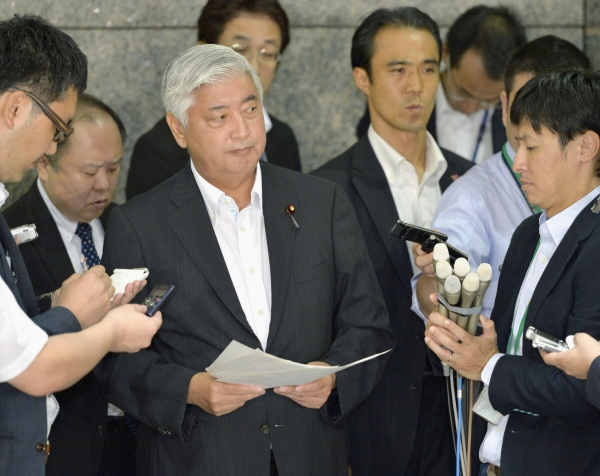 ▲나카타니 겐 일본 자민당 의원이 2016년 8월 3일 방위상 시절 브리핑을 준비하고 있다. 도쿄/교도뉴시스
