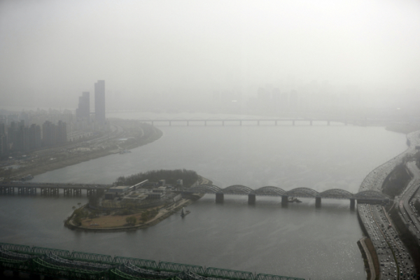 ▲전국이 짙은 황사와 미세먼지의 영향을 받은 29일 오전 서울 도심이 잿빛으로 변해 있다.  (뉴시스)