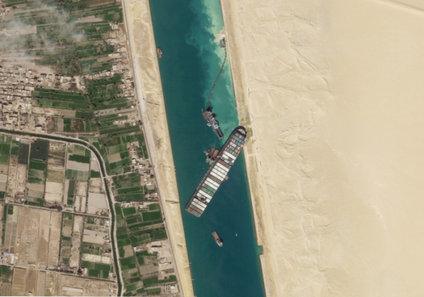 ▲28일(현지시간) 플래닛 랩스의 위성 사진에 찍힌 에버그린호. 이집트 수에즈 운하를 완전히 가로 막은 모습이다. (AP/뉴시스)