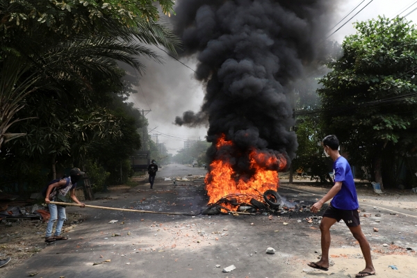 ▲30일(현지시간) 미얀마 양곤에서 쿠데타에 항의하는 시위대가 군부를 지칭하는 쓰레기들을 길거리에서 소각하고 있다. 양곤/로이터연합뉴스
