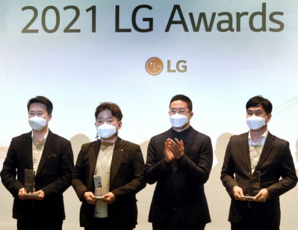 ▲30일 오후 서울 마곡 LG사이언스파크에서 개최한 'LG 어워즈(Awards)'에서 구광모 LG 대표가 일등LG상 수상자들과 기념 촬영을 하고 있다. (사진제공=LG)