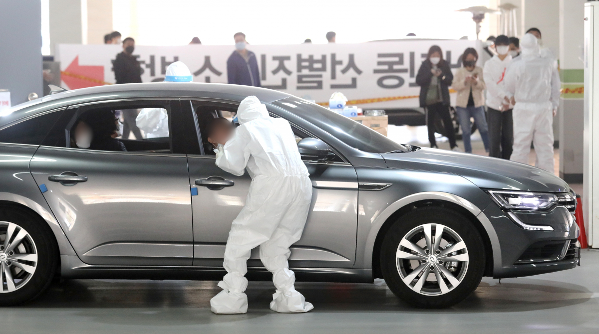 ▲세종시 초등학교와 고등학교에서 코로나19 확진자가 집단으로 발생하며 방역에 비상이 걸린 31일 시민들이 검사를 받기 위해 선별진료소에 길게 줄지어 차례를 기다리고 있다. (뉴시스)