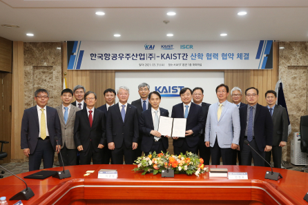 ▲한국항공우주산업㈜은 지난달 31일 한국과학기술원(KAIST)과 항공우주기술연구센터 설립을 위한 업무협약(MOU)를 맺었다.  (사진제공=KAI)