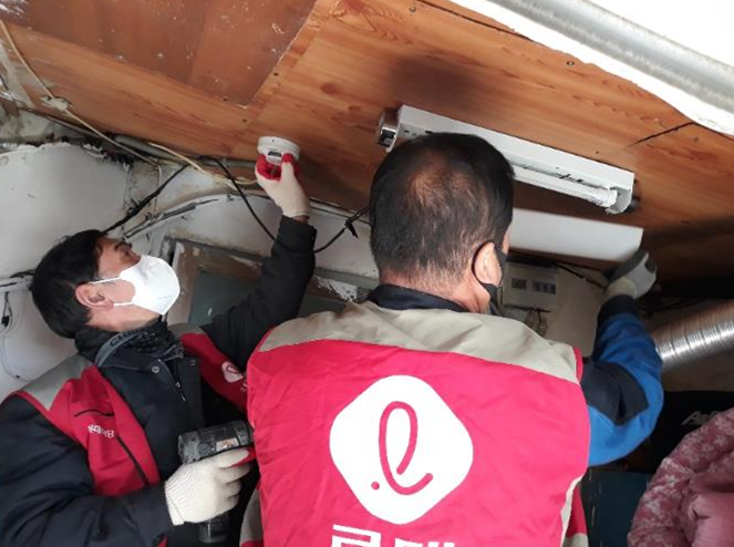 ▲롯데건설 샤롯데 봉사단이 경기 오산시에서 주거환경 개선 봉사활동의 일환으로 전기배선 철거 공사를 하고 있다.  (사진 제공=롯데건설)
