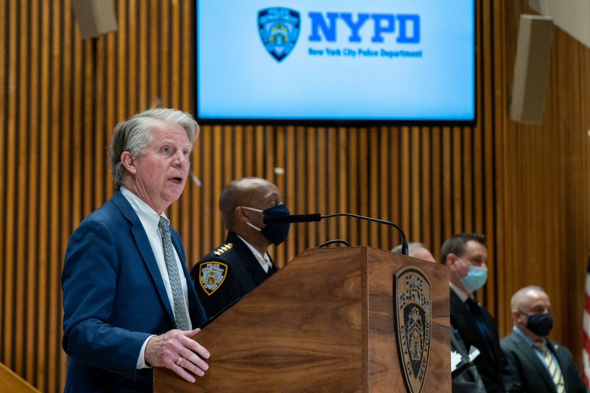 ▲사이러스 밴스 주니어 맨해튼 지방검사가 31일(현지시간) 아시아계 여성 폭행 사건에 대해 브리핑하고 있다. 맨해튼/로이터연합뉴스
