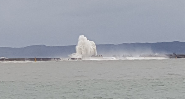▲2019년 제17호 태풍 ’타파‘에 의한 포항영일만항 북방파제 피해. (사진제공=해양수산부)