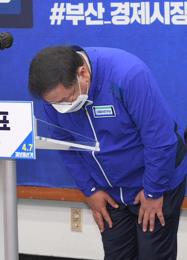 ▲더불어민주당 김태년 당대표 직무대행이 1일 서울 여의도 국회에서 대국민 성명을 발표한 뒤 고개 숙여 인사하고 있다.  (연합뉴스)