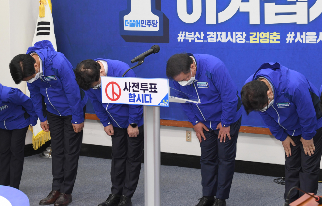 ▲더불어민주당 김태년 당대표 직무대행이 1일 서울 여의도 국회에서 대국민 성명을 발표한 뒤 고개 숙여 인사하고 있다.  (연합뉴스)