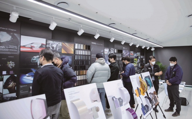 ▲KCC컬러&디자인센터에서 열린 트렌드 펄스 세미나에서 고객들이 전시된 디자인 샘플을 살펴보고 있다. (사진=KCC)