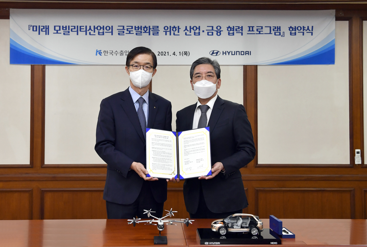 ▲현대차는 1일 한국수출입은행과 여의도 한국수출입은행 본사에서 '미래 모빌리티산업의 글로벌화를 위한 산업금융 협력 프로그램 업무협약(MOU)'을 맺었다. 사진 왼쪽부터 방문규 수은 행장과 장재훈 현대차 사장이 업무협약 체결서를 들고 기념사진을 찍고 있다. (사진제공=현대차)