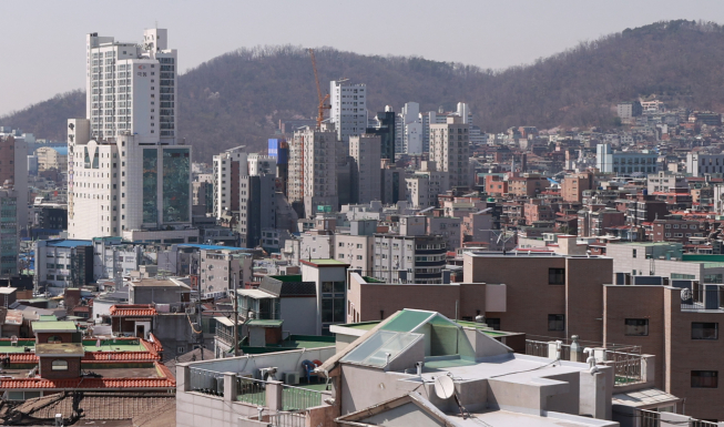 ▲정부가 2‧4 공급 대책 후속 조치로 ‘도심 공공주택 복합개발사업’ 1차 후보지를 공개했지만 곳곳에서 파열음이 터져 나오고 있다. 사진은 역세권 개발 후보지인 서울 은평구 불광동 연신내동 일대 모습. (연합뉴스)