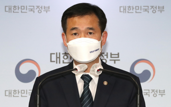 ▲이건리 국민권익위원회 부위원장이 1일 정부서울청사에서 더불어민주당으로부터 부동산 전수조사 요청서를 접수받아 민주당 소속 국회의원 175명과 그 배우자 및 직계 존·비속에 대한 부동산 거래 위법 사항 등을 조사할 계획이라고 발표하고 있다.  (연합뉴스)