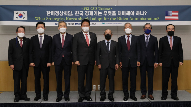 ▲전국경제인연합회(전경련)가 1일 전경련회관 콘퍼런스센터에서 열린 '한미정상회담, 한국 경제계는 무엇을 대비해야 하나' 웨비나에서 기념촬영을 하고 있다. 왼쪽부터 유명환 김앤장 법률사무소 고문, 우태희 대한상공회의소 부회장, 안호영 북한대학원대학교 총장, 박진 한미의회외교포럼 회장, 권태신 전경련 부회장, 김종훈 전 국회의원, 최석영 법무법인 광장 고문, 허경욱 법무법인 태평양 고문. (사진=전국경제인연합회)