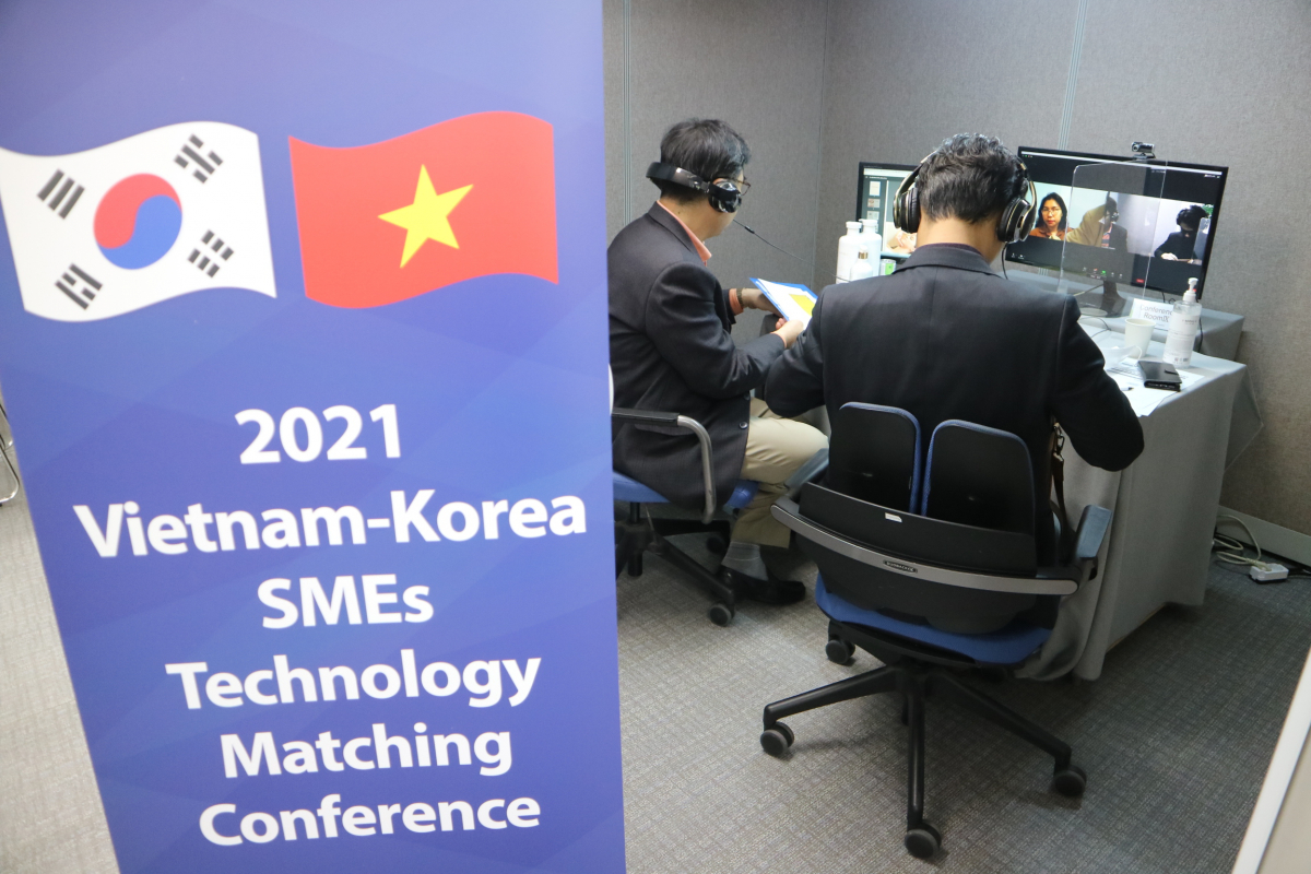 ▲한-베트남 비대면 기술교류 상담회에 참석한 기업이 베트남 현지 기업과 함께 상담를 진행하고 있다.  (사진제공=이노비즈협회)