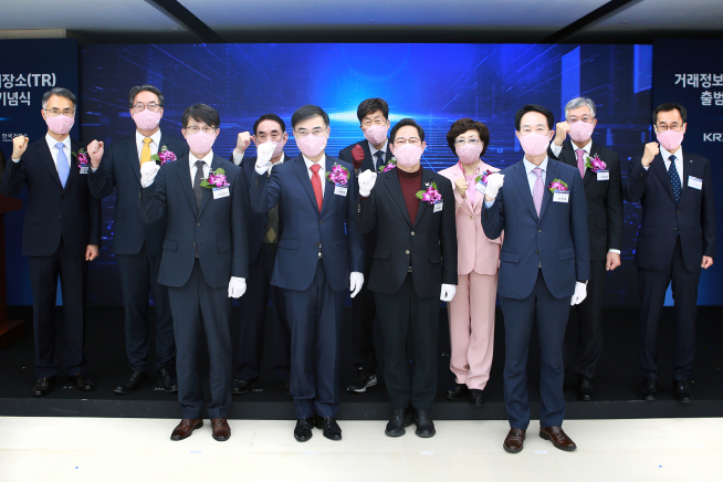 ▲한국거래소는 1일 부산본사 51층에서 금융당국 및 금융투자업계 관계자가 참석한 가운데 거래정보저장소(TR) 개시 기념식을 개최했다. 왼쪽부터 이명순 금융위원회 증선위 상임의원, 손병두 한국거래소 이사장, 박수영 국민의힘 국회의원, 신창호 부산광역시 미래산업국장(사진=한국거래소)