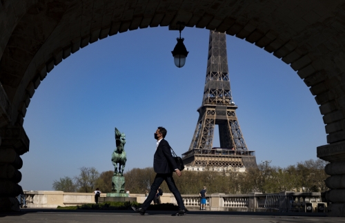 ▲한 남성이 프랑스 파리 에펠탑 근처를 지나가고 있다. 파리/EPA연합뉴스
