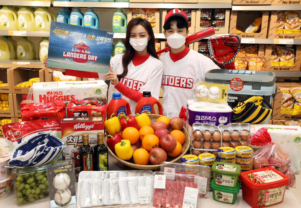 ▲이마트는 작년 4월 SSG 랜더스 창단을 기념해 대규모 할인 행사를 실시했다.  (사진제공=이마트)