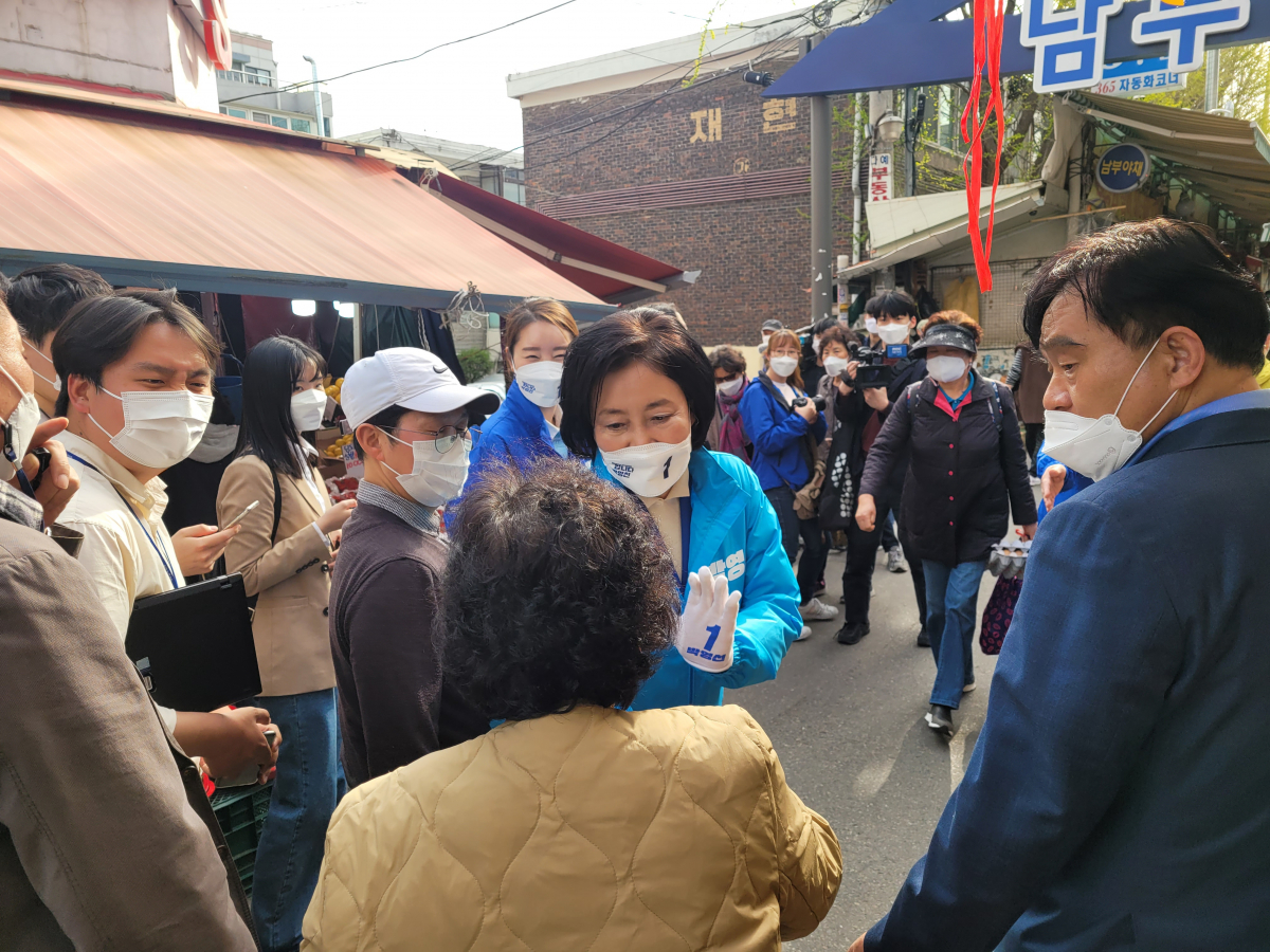 ▲박영선 더불어민주당 서울시장 후보가 1일 강서구 화곡동 남부시장에서 거리유세를 하고 있다. (김윤호 기자)