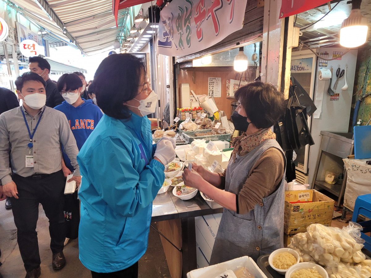 ▲박영선 더불어민주당 서울시장 후보가 1일 강서구 화곡동 남부시장에서 거리유세를 하고 있다. (김윤호 기자)