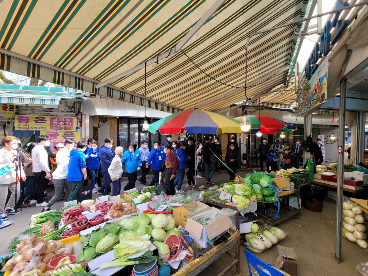 ▲박영선 더불어민주당 서울시장 후보가 1일 강서구 화곡동 남부시장에서 유세를 하고 있다. 캠프 관계자와 취재진들이 몰려 시장 통로가 혼잡스러워졌다. (김윤호 기자)