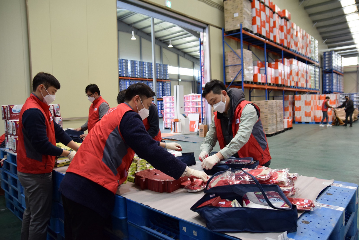 ▲지난달 30일 LG유플러스 임직원들이 희망브리지 파주 물류센터에서 긴급구호키트를 제작하고 있다. (사진제공=LG유플러스)