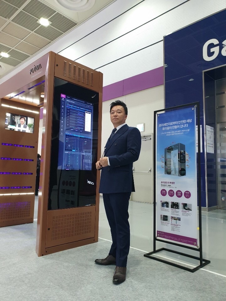 ▲남호진 퓨리움 대표가 퓨리움 '스마트 IoT 에어샤워' 앞에서 포즈를 취하고 있다.  (사진제공=퓨리움)