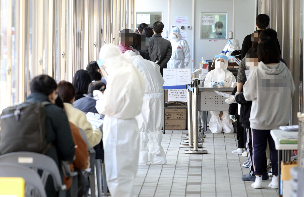 ▲서울 동대문구 선별진료소에서 사람들이 코로나19 검사를 위해 줄지어 대기하고 있다.  (뉴시스)