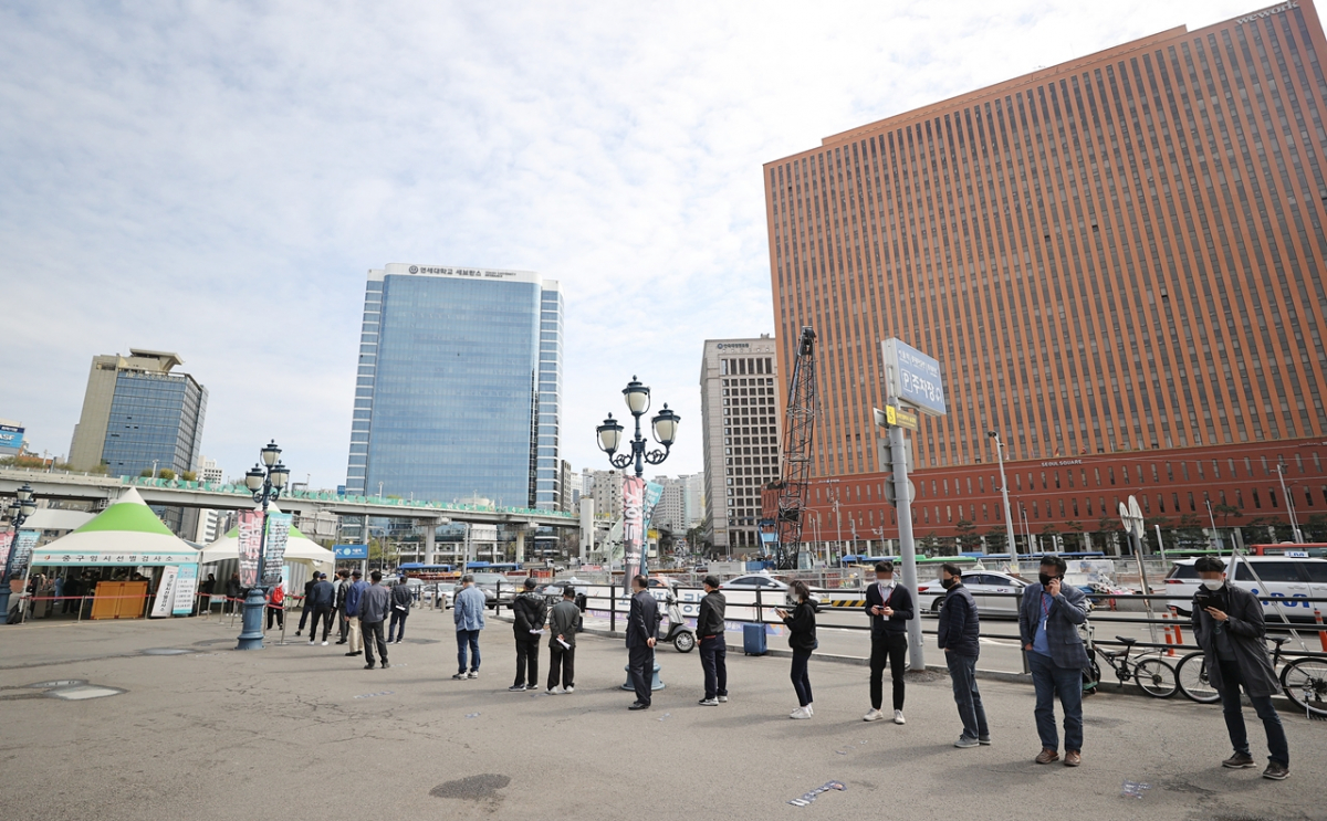 ▲신종 코로나바이러스감염증(코로나19) 국내 신규확진자 수가 사흘 연속 500명 대를 기록한 2일 오전 서울역 광장에 마련된 임시선별 검사소를 찾은 시민들이 검사를 받기 위해 대기하고 있다. (연합뉴스)