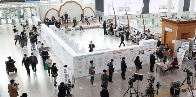 ▲4·7 재·보궐선거 사전투표 첫날인 2일 서울역에 설치된 남영동 사전투표소에서 시민들이 투표를 위해 대기하고 있다. (연합뉴스)