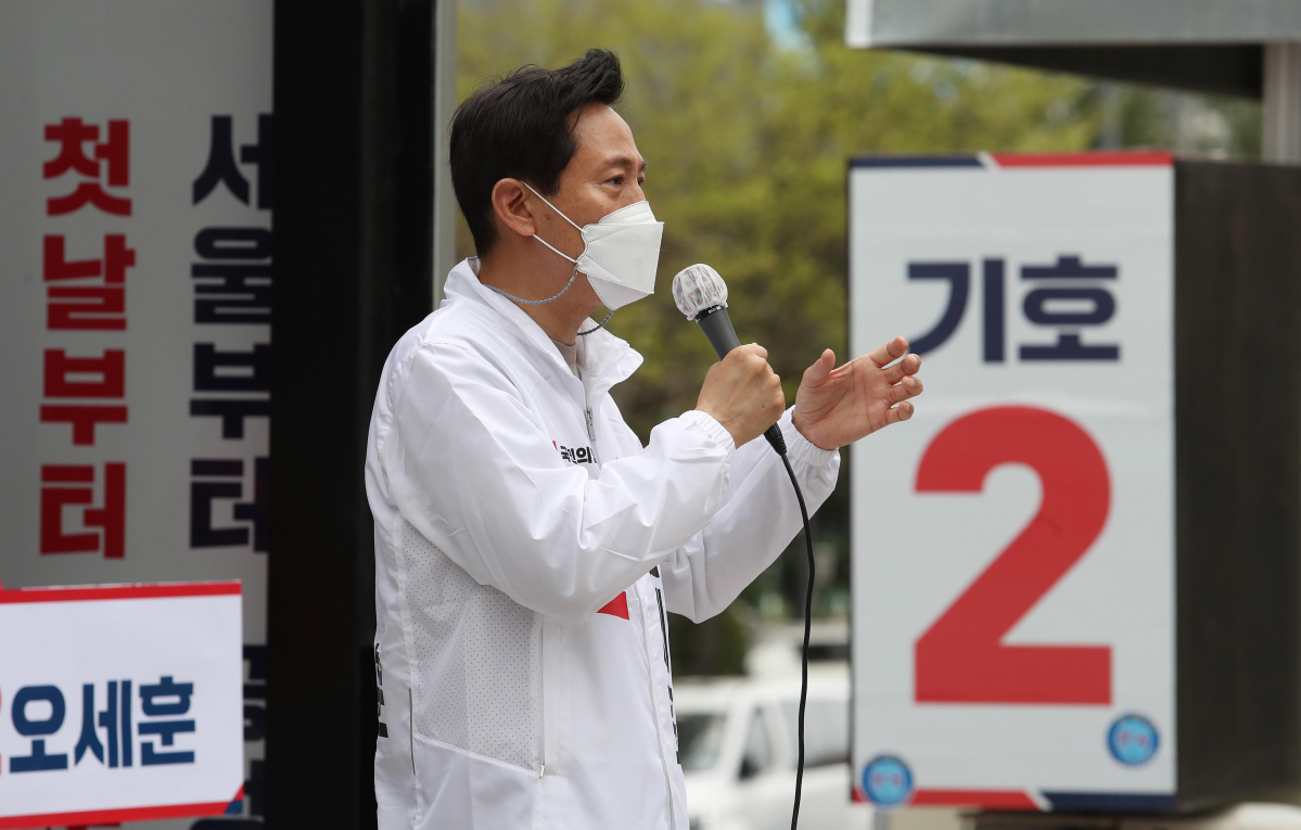▲오세훈 국민의힘 서울시장 후보가 2일 오후 서울 마포구 상암DMC 거리에서 시민들에게 지지를 호소하는 연설을 하고 있다. (국회사진기자단 )